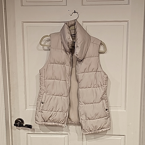Old navy fleece lined oatmeal colored puffer vest snapping pockets - Picture 1 of 3